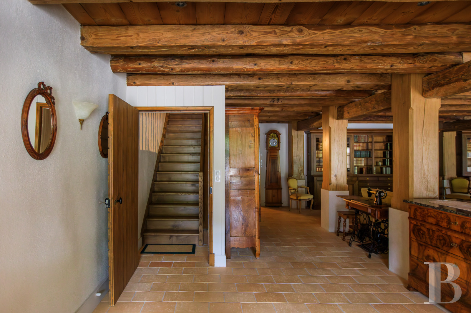 Dans le Haut-Bugey, à mi-chemin entre Lyon et Genève, une ferme abbatiale du 17e siècle transformée en une vaste et confortable demeure.  - photo  n°15